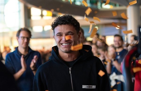 Pády Norrise posílily