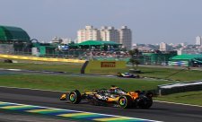 Norris zvyšuje náskok, Mercedes slaví dvojité pódium