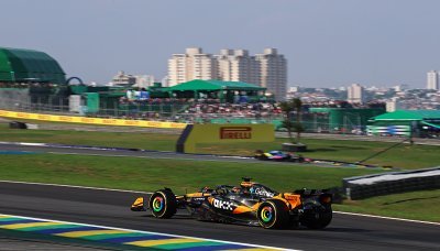 Norris zvyšuje náskok, Mercedes slaví dvojité pódium