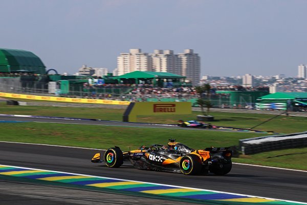 Norris zvyšuje náskok, Mercedes slaví dvojité pódium