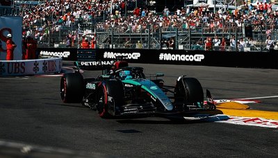 Russell ovládl noční závod, McLaren po letech slaví konstruktérský titul