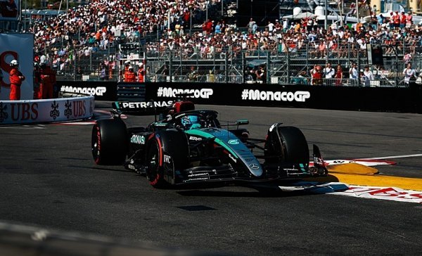 Russell ovládl noční závod, McLaren po letech slaví konstruktérský titul