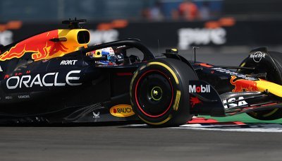 Verstappen zpět v čele, Ferrari a McLaren v těsném závěsu