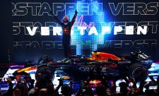 Verstappen vítězí a boj o titul posouvá až do Abú Zabí