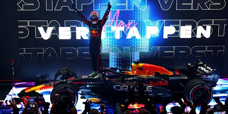 Verstappen vítězí a boj o titul posouvá až do Abú Zabí