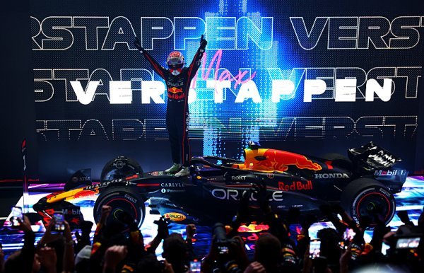 Verstappen vítězí a boj o titul posouvá až do Abú Zabí