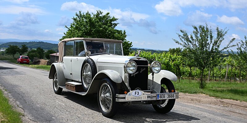 Stoletá elegance připomene zlatou éru automobilismu