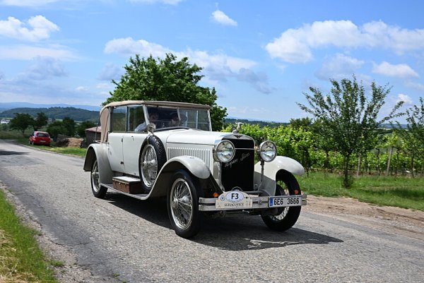 Stoletá elegance připomene zlatou éru automobilismu
