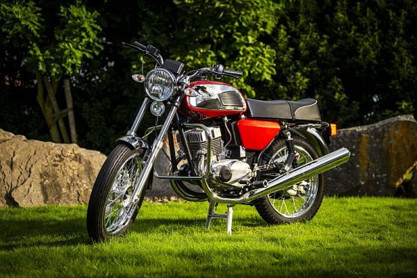 Legendární Jawa 350 v limitované edici míří do aukce