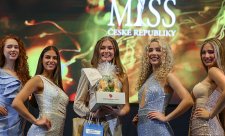 České krásky ozářily automobilový festival