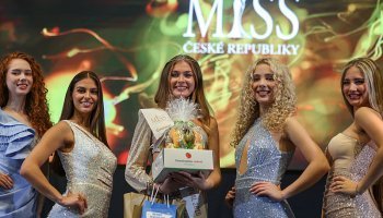 České krásky ozářily automobilový festival