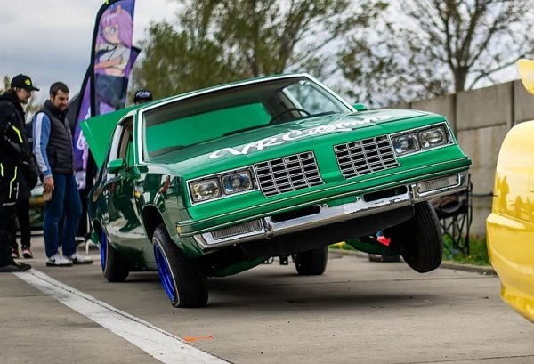 Oldsmobile Cutlass je pravým americkým lowriderem 