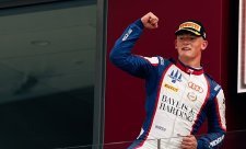 Britská vycházející hvězda poprvé v trénincích