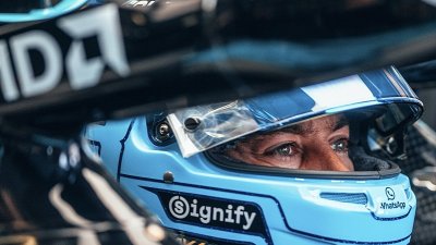 Russell ukazuje sílu, Antonelli si zavařil