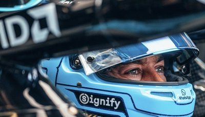 Russell ukazuje sílu, Antonelli si zavařil