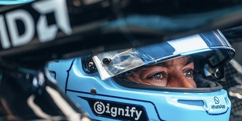 Russell ukazuje sílu, Antonelli si zavařil