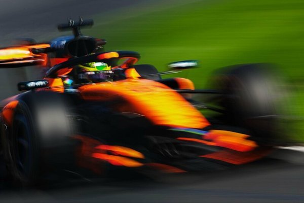 Piastri potěšil domácí tribuny, Verstappen ztratil půlku tréninku