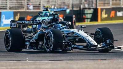 Mercedes zničil konkurenci, do první řady se dostal i Antonelli