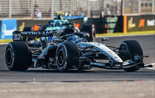 Mercedes zničil konkurenci, do první řady se dostal i Antonelli