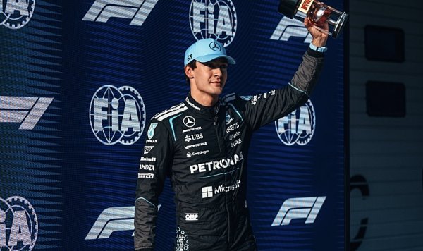 Russell dál kraluje, kolega mu kryje záda