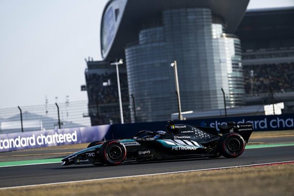 Russell se musel obejít bez baterie