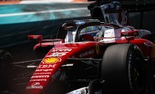 Ferrari v čele, potíže u Antonelliho