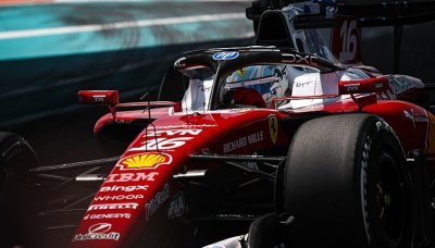 Ferrari v čele, potíže u Antonelliho