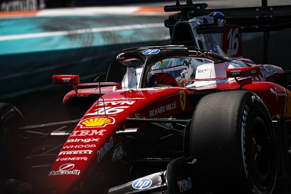 Ferrari v čele, potíže u Antonelliho