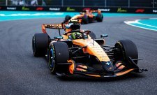 McLaren ukončuje dominanci Mercedesu, Antonelli penalizován