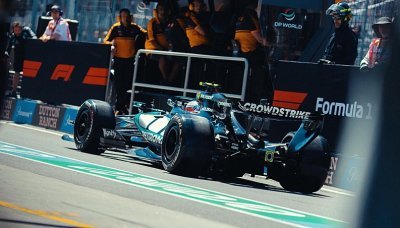 Mercedes stále favoritem