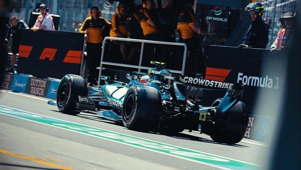 Mercedes stále favoritem
