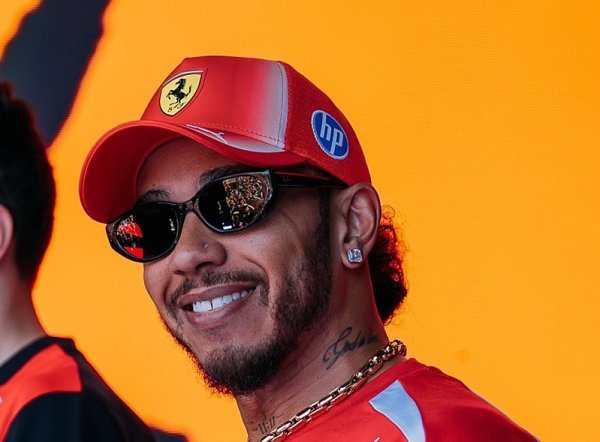 Hamilton měl štěstí i odvahu, Antonelli pořádnou smůlu