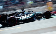 Russell dál září, Hamilton před Antonellim a Leclerc ve zdi