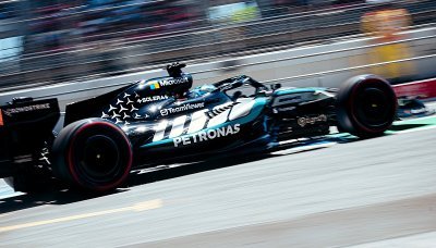 Russell dál září, Hamilton před Antonellim a Leclerc ve zdi
