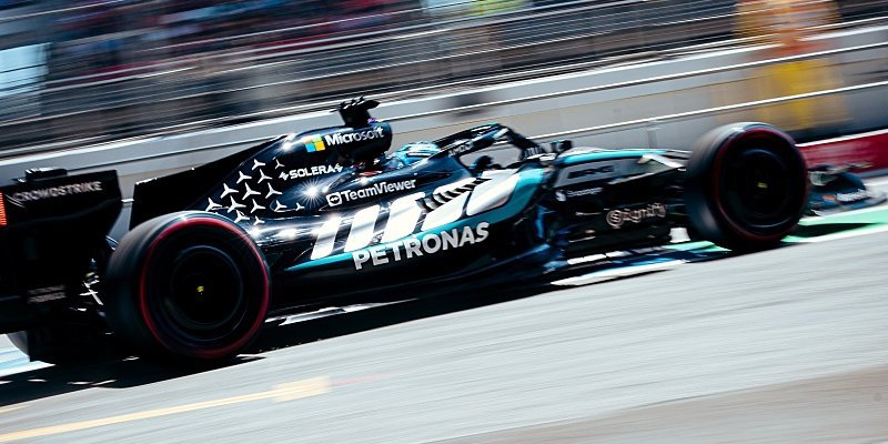 Russell dál září, Hamilton před Antonellim a Leclerc ve zdi