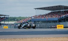 Antonelli na pole position, Ferrari před Russellem