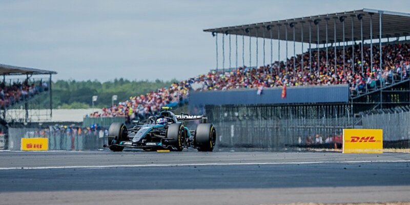 Antonelli na pole position, Ferrari před Russellem