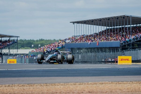 Antonelli na pole position, Ferrari před Russellem