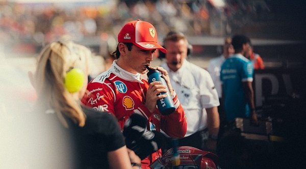 Leclerc překvapivým králem Silverstone