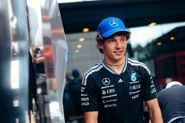 Antonelli má belgickou pole position, Verstappen první řadu