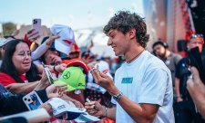 Antonelli přebírá vedení, Gasly boural