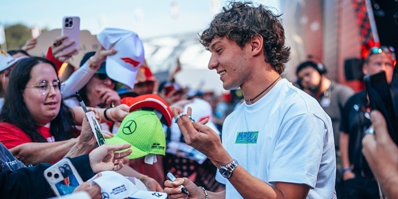 Antonelli přebírá vedení, Gasly boural