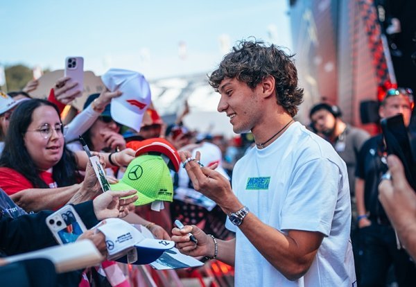 Antonelli přebírá vedení, Gasly boural