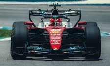 Leclerc jde do čela, Mercedes si nechal karty v rukávu