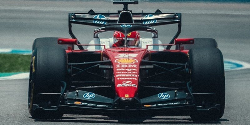 Leclerc jde do čela, Mercedes si nechal karty v rukávu