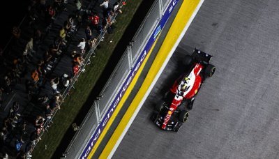 Hamilton zahodil pódium sám