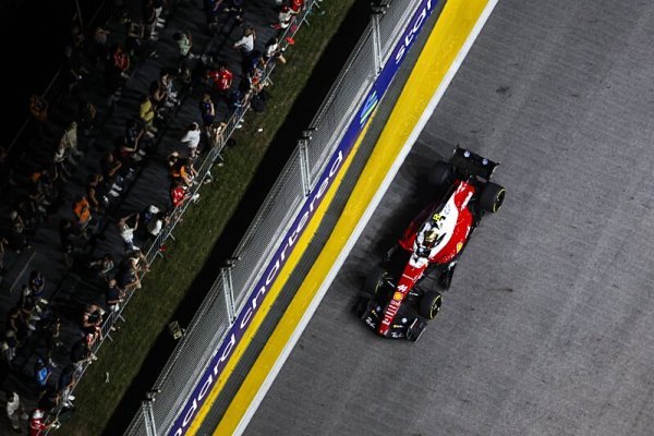 Hamilton zahodil pódium sám