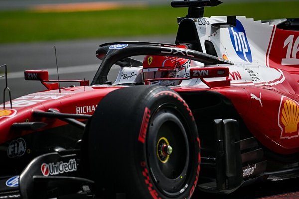Leclerc zůstává na špici, Hamilton musel odstavit auto
