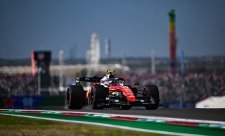 Hamilton přebírá rudou štafetu od Leclerca