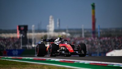 Hamilton přebírá rudou štafetu od Leclerca